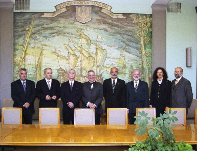 Inauguracja roku akademickiego 2000/2001.  Władze akademickie i goście w Sali Senatu. Na zdjęciu: prof. Adam Budnikowski, prof. Edward Golachowski, prof. Marcin K. Nowakowski, prof. Hans-Joachim Paffenholz, prof. Marek Rocki, prof. Ingo Wolff, rektor Uniwersytetu im. Mercatora w Duisburgu (obecnie Uniwerystet Duisburg-Essen), Skarlett Brune-Wawer (kierownik działu analitycznego Rekoratu Uniwerystetu im. Mercatora w Duisburgu), prof. Piotr Błędowski