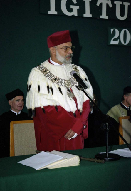 Inauguracja roku akademickiego 2000/2001. Przemawia rektor prof. Marek Rocki