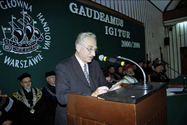 Inauguracja roku akademickiego 2000/2001. Wykład inauguracyjny wygłasza prof. Jerzy Z. Holzer