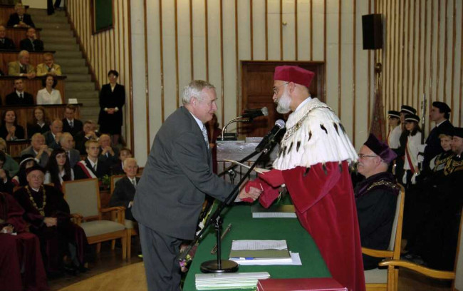 Inauguracja roku akademickiego 2001/2002. Prof. Romuald Bauer odbiera z rąk rektora list gratulacyjny w 50-lecie immatrykulacji