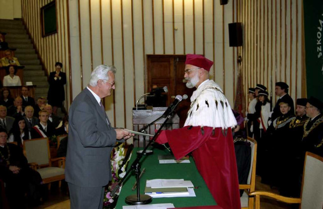 Inauguracja roku akademickiego 2001/2002. Prof. Jan Szczepański odbiera z rąk rektora list gratulacyjny w 50-lecie immatrykulacji