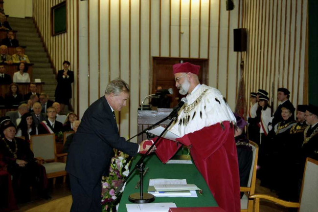 Inauguracja roku akademickiego 2001/2002. Prof. Lech Szyszko odbiera z rąk rektora list gratulacyjny w 50-lecie immatrykulacji