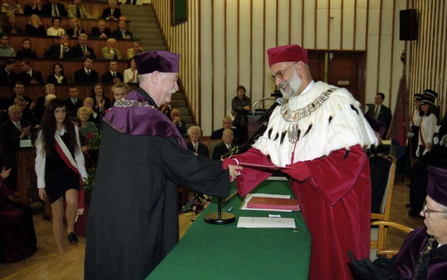 Inauguracja roku akademickiego 2001/2002. Prof. Marcin K. Nowakowski obiera z rąk rektora nagrodę Ministra Edukacji Narodowej za 2000 rok