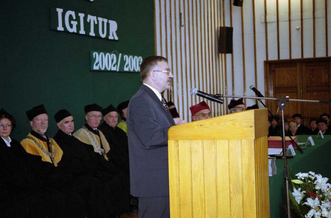 Inauguracja roku akademickiego 2002/2003. Przemawia dr Roman Sobiecki, sekretarz Senatu Akademickiego SGH, mistrz ceremonii przyjęcia nowego sztandaru