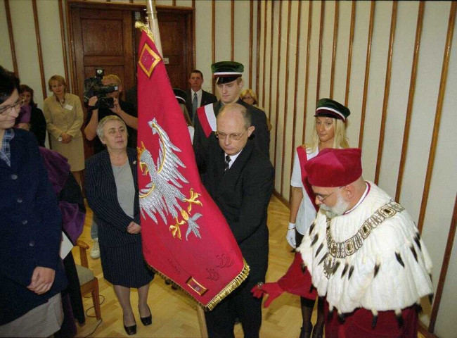 Inauguracja roku akademickiego 2002/2003. Marek Borowski, Przewodniczący Komitetu Honorowego Sztandaru przekazuje nowy sztandar SGH