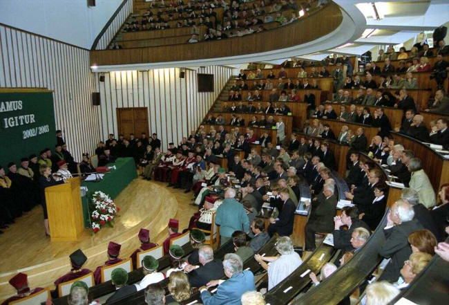 Inauguracja roku akademickiego 2002/2003.  Przemawia prof. Danuta Hübner – sekretarz Urzędu Komitetu Integracji Europejskiej