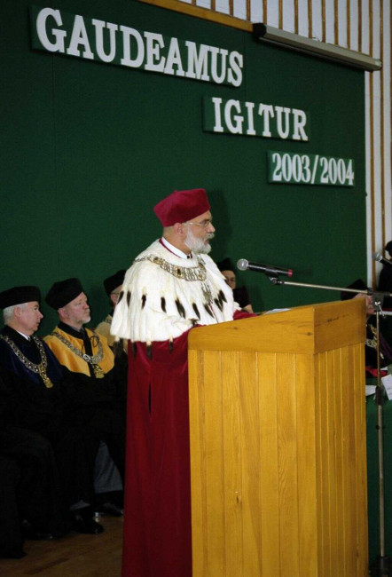 Inauguracja roku akademickiego 2003/2004. Przemawia rektor Marek Rocki