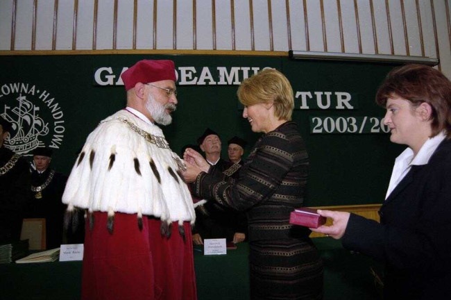 Inauguracja roku akademickiego 2003/2004  Prof. Marek Rocki odznaczany przez Jolantę Szymanek-Deresz – minister, Szefową Kancelarii Prezydenta RP