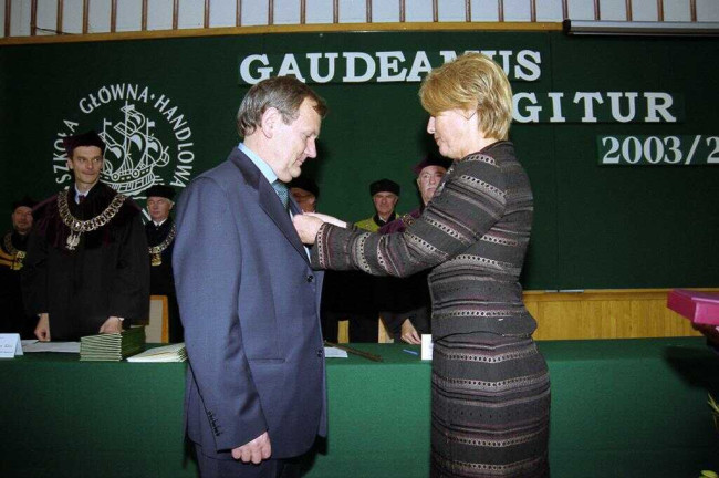 Inauguracja roku akademickiego 2003/2004  Dr Bogdan Radomski odznaczany przez Jolantę Szymanek-Deresz – minister, szefową Kancelarii Prezydenta RP
