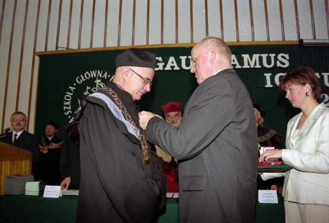 Inauguracja roku akademickiego 2003/2004  Prof. Jacek Brdulak odbiera odznaczenie państwowe