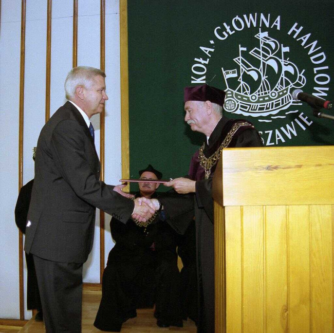 Inauguracja roku akademickiego 2003/2004  Prof. Marek Gruszczyński odbiera nagrodę Ministra. Nagrodę wręcza prof. Marcin K. Nowakowski, prorektor ds. współpracy z zagranicą