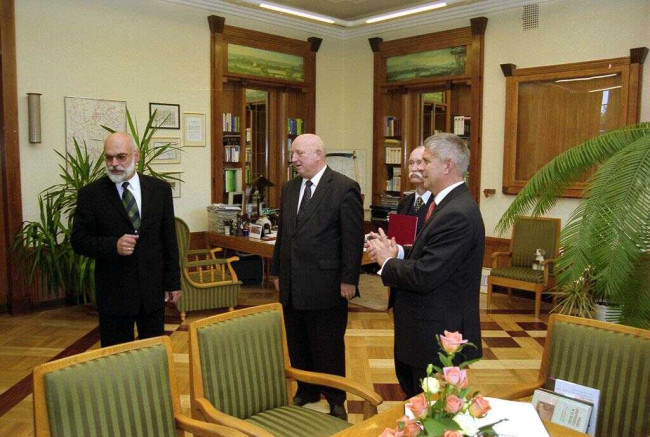 Inauguracja roku akademickiego 2004/2005. Przed inauguracją w gabinecie rektora. Od lewej JM Rektor prof. Marek Rocki, Józef Oleksy – marszałek Sejmu RP, prof. Marcin K. Nowakowski – prorektor, prof. Marek Belka – prezes Rady Ministrów