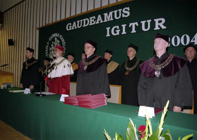 Inauguracja roku akademickiego 2004/2005. Od prawej profesorowie: Marcin K. Nowakowski – prorektor, Edward Golachowski – prorektor, Marek Rocki – rektor, Kazimierz Kloc - prorektor