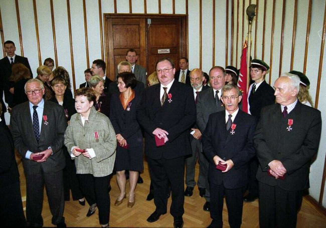 Inauguracja roku akademickiego 2004/2005. Odznaczeni nagrodami państwowymi pracownicy Szkoły Głównej Handlowej w Warszawie