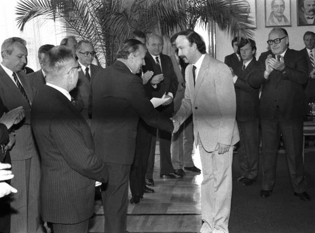 Inauguracja roku akademickiego 1987/1988  Spotkanie w Sali Senatu. Nagrodę odbiera  prof. Jan Kaja