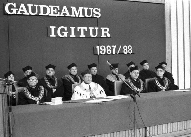 Inauguracja roku akademickiego 1987/1988  W pierwszym rzędzie od lewej profesorowie: Roman Kulczycki – prorektor, Zygmunt Bosiakowski – rektor, Stanisław Ładyka  – prorektor, Adam Kurzynowski – prorektor