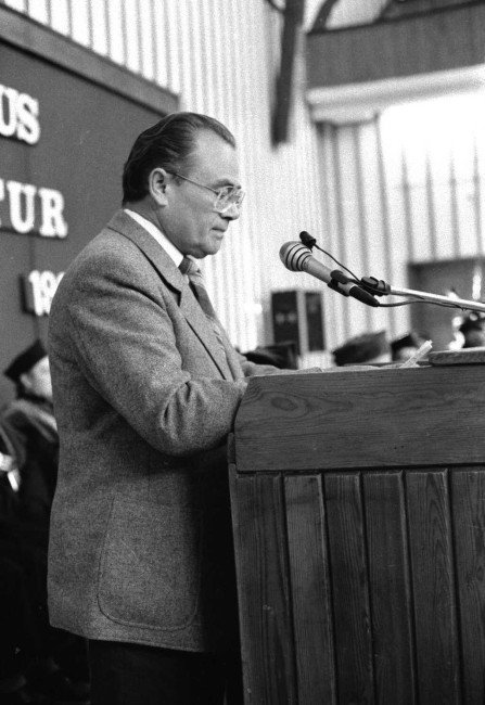 Inauguracja roku akademickiego 1987/1988  Wykład inauguracyjny wygłasza prof. Wiesław Sadzikowski