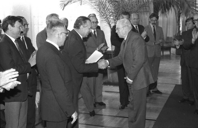 Inauguracja roku akademickiego 1987/1988  Spotkanie w Sali Senatu. Nagrodę odbiera  prof. Tadeusz Kierczyński