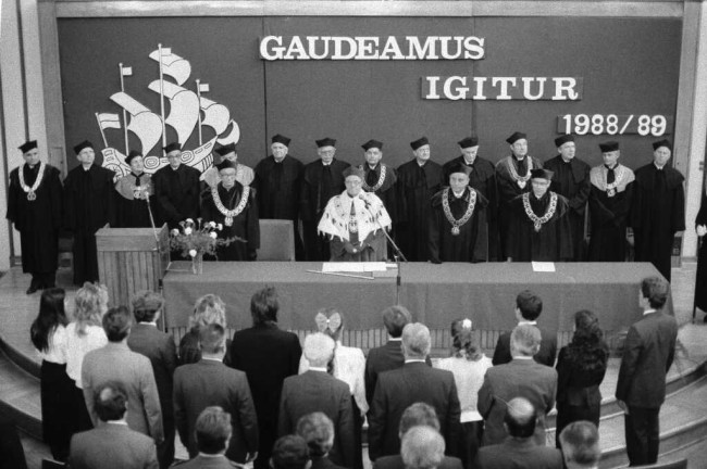 Inauguracja roku akademickiego 1988/1989.  Profesorowie: Roman Kulczycki – prorektor, Zygmunt Bosiakowski – rektor, Stanisław Ładyka – prorektor, Adam Kurzynowski – prorektor