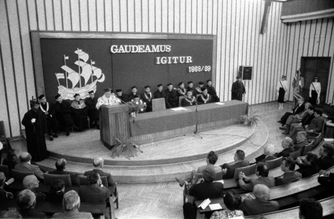 Inauguracja roku akademickiego 1988/1989.  Przemawia rektor prof. Zygmunt Bosiakowski