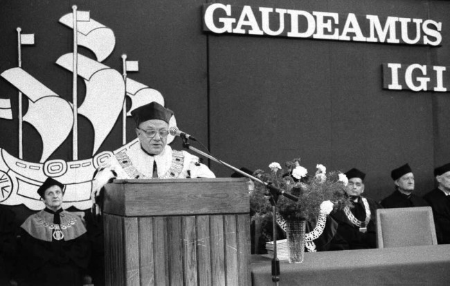 Inauguracja roku akademickiego 1988/1989.  Przemawia rektor prof. Zygmunt Bosiakowski