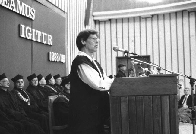 Inauguracja roku akademickiego 1988/1989.  Wykład inauguracyjny wygłasza prof. Irena Kostrowicka