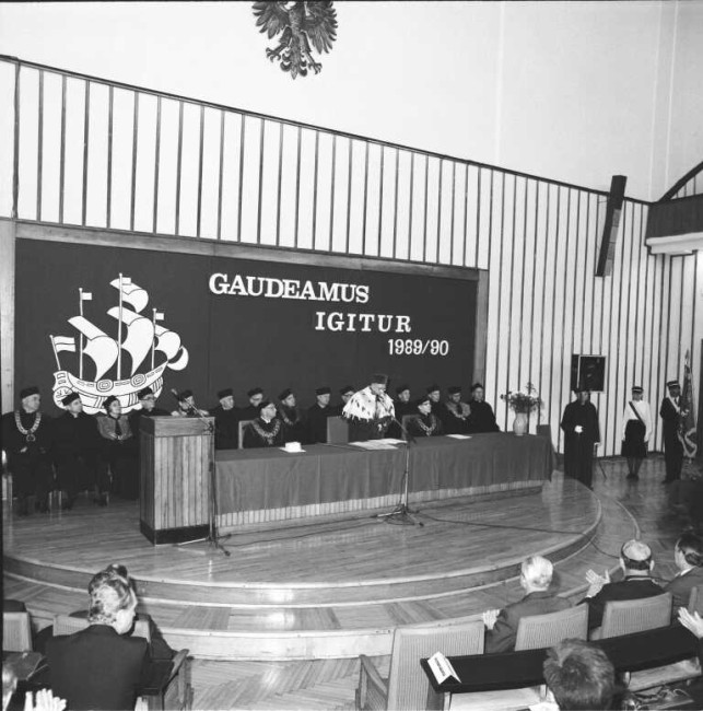 Inauguracja roku akademickiego 1989/1990. Profesorowie: Roman Kulczycki – prorektor, Zygmunt Bosiakowski – rektor, Adam Kurzynowski – prorektor