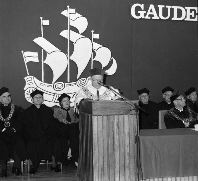 Inauguracja roku akademickiego 1989/1990. Przemawia rektor prof. Zygmunt Bosiakowski