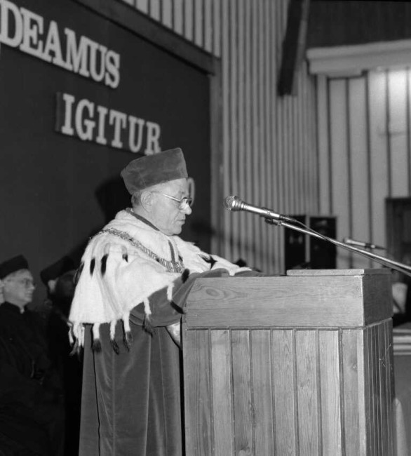 Inauguracja roku akademickiego 1989/1990. Przemawia rektor prof. Zygmunt Bosiakowski