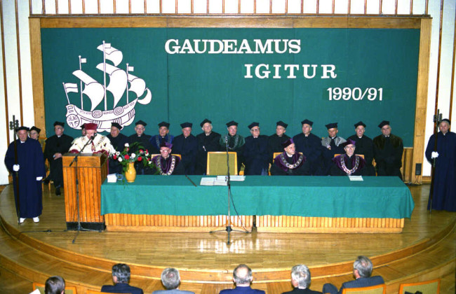 Inauguracja roku akademickiego 1990/1991. Przemawia rektor prof. Zygmunt Bosiakowski