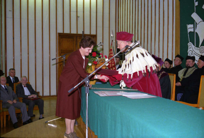 Inauguracja roku akademickiego 1990/1991. Prof. Irena Fierla odbiera dyplom. Dyplom wręcza rektor prof. Zygmunt Bosiakowski