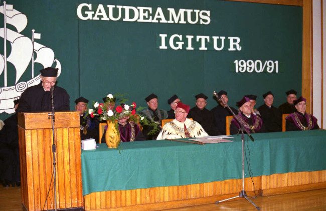 Inauguracja roku akademickiego 1990/1991. Wykład inauguracyjny wygłasza prof.  Stanisław Rączkowski