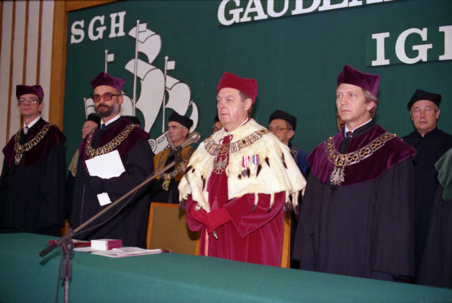 Inauguracja roku akademickiego 1991/1992. Profesorowie: Wojciech Roszkowski – prorektor. Marek Rocki – prorektor, Aleksander Müller – rektor, Ryszard Gajęcki – prorektor