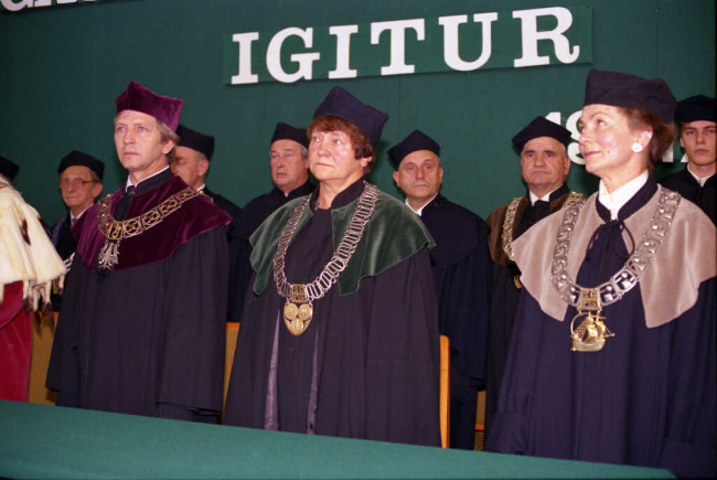 Inauguracja roku akademickiego 1991/1992. Profesorowie: Ryszard Gajęcki – prorektor, Zofia Zielińska – dziekan Wydziału Handlu Wewnętrznego, Eufemia Teichmann – dziekan Wydziału Handlu Zagranicznego