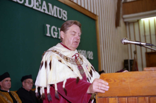 Inauguracja roku akademickiego 1991/1992. Przemawia rektor prof. Aleksander Müller