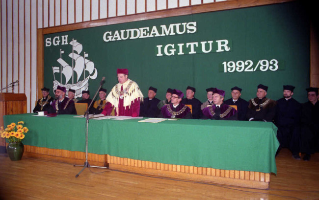 Inauguracja roku akademickiego 1992/1993. Przemawia rektor prof. Aleksander Müller