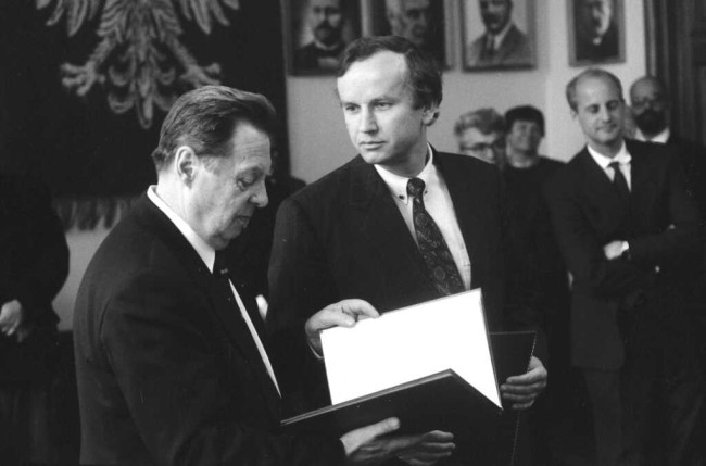 Inauguracja roku akademickiego 1992/1993. Spotkanie w Sali Senatu. Nagrodę odbiera prof. Grzegorz Kołodko