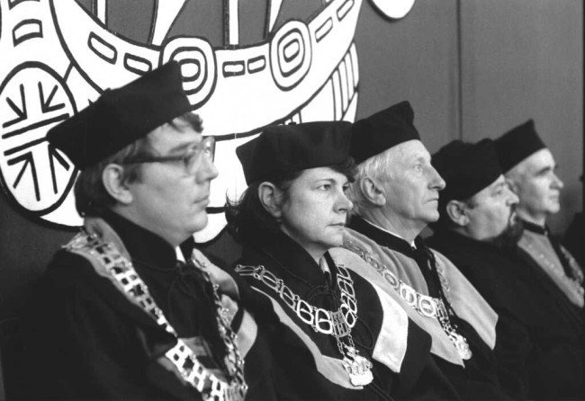 Inauguracja roku akademickiego 1992/1993. Na zdjęciu profesorowie: Tomasz Szapiro – dziekan Studium Dyplomowego, Maria Podgórska – dziekan Studium Podstawowego, Witold Rakowski – dziekan Wydziału Ekonomiki Produkcji, Władysław Szymański – przedstawiciel Wydziału Ekonomiki Produkcji, Janusz Kaliński – dziekan Wydziału Ekonomiczno-Społecznego