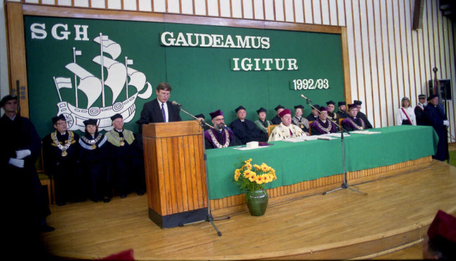 Inauguracja roku akademickiego 1992/1993. Wykład inauguracyjny wygłasza prof. Leszek Balcerowicz