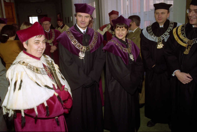 Przed inauguracją roku akademickiego 1993/1994. Na zdjęciu profesorowie: Janina Jóźwiak – rektor, Krzysztof Rutkowski – prorektor, Elżbieta Adamowicz – prorektor, Adam Noga – dziekan Studium Podstawowego, Tomasz Szapiro – dziekan Studiu Magisterskiego