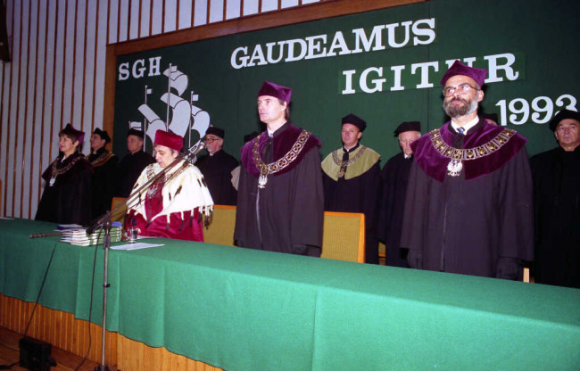 Inauguracja roku akademickiego 1993/1994. Na zdjęciu profesorowie: Marek Rocki – prorektor, Krzysztof Rutkowski– prorektor, Janina Jóźwiak – rektor, Elżbieta Adamowicz – prorektor