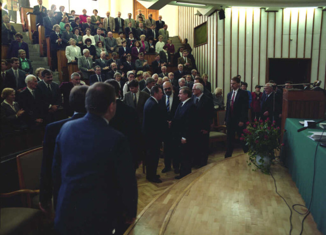 Inauguracja roku akademickiego 1994/1995. Do auli wchodzi Lech Wałęsa – Prezydent Rzeczypospolitej Polskiej