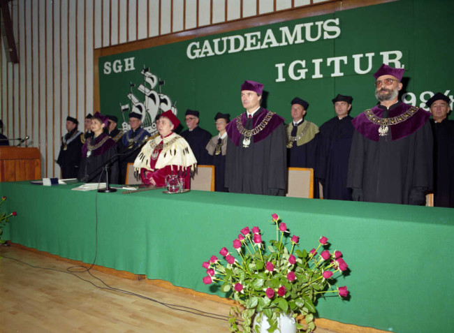 Inauguracja roku akademickiego 1994/1995. Od prawej profesorowie: Marek Rocki – prorektor, Krzysztof Rutkowski – prorektor, Janina Jóźwiak – rektor, Elżbieta Adamowicz – prorektor