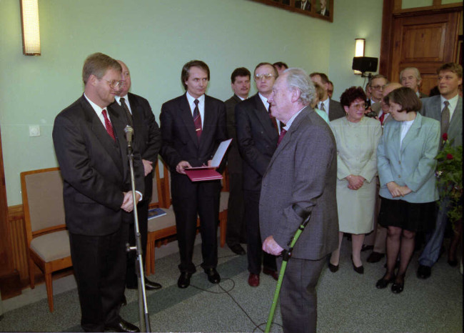 Inauguracja roku akademickiego 1995/1996. Spotkanie w Sali Senatu. Nagrodę specjalną w 80-lecie urodzin odbiera prof. Maksymilian Pohorille. Nagrodę wręcza prof. Ryszard Czarny – minister edukacji narodowej 