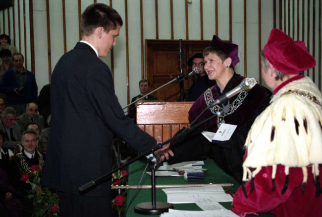 Inauguracja roku akademickiego 1995/1996. Immatrykulacja. Indeks wręcza prof. Elżbieta Adamowicz