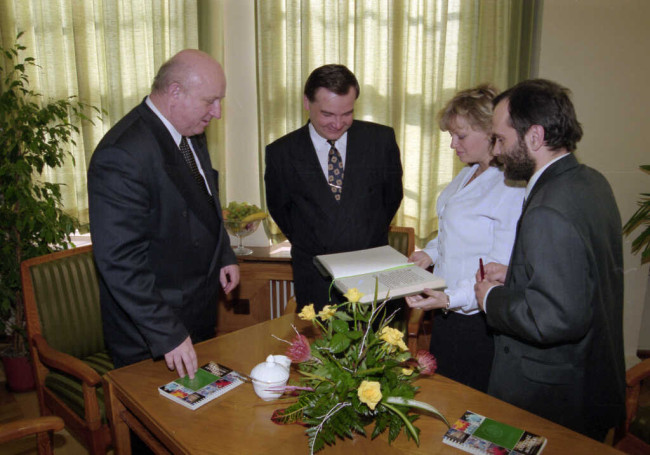 Inauguracja roku akademickiego 1995/1996. Do księgi pamiątkowej wpisuje się Józef Oleksy – prezes Rady Ministrów i Adam Struzik – marszałek Senatu RP