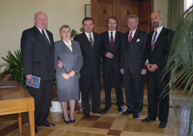 Inauguracja roku akademickiego 1995/1996. Spotkanie w Sali Senatu. Od lewej: Józef Oleksy– prezes Rady Ministrów, prof. Janina Jóźwiak – rektor, Adam Struzik – marszałek Senatu RP, prof. Krzysztof Rutkowski – prorektor, prof. Ryszard Czarny – minister edukacji narodowej, prof. Marek Rocki– prorektor