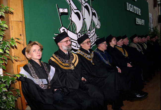 Inauguracja roku akademickiego 1996/1997. Od lewej profesorowie: Urszula Ornarowicz – dziekan Studium Podstawowego, Marek Rocki – dziekan Studium Magisterskiego, Edward Golachowski – dziekan Studium Zaocznego, Janusz Beksiak – dziekan Kolegium Analiz Ekonomicznych