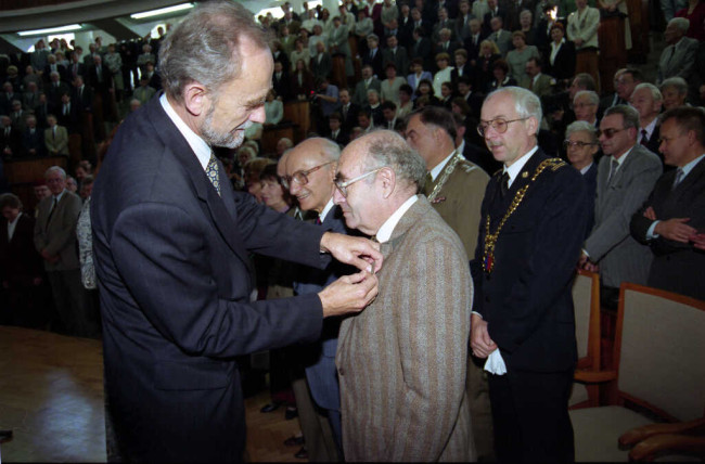 Inauguracja roku akademickiego 1996/1997. Prof. Mirosław Pietrewicz – wicepremier i minister skarbu wręcza odznaczenia państwowe. Odznaczenie odbiera prof. Zbigniew Landau