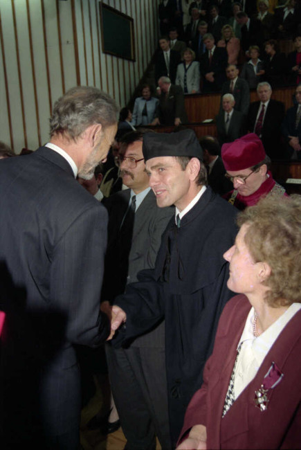 Inauguracja roku akademickiego 1996/1997. Prof. Mirosław Pietrewicz – wicepremier i minister skarbu wręcza odznaczenia państwowe. Odznaczenie odbiera prof. Kazimierz Kuciński